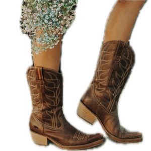 Women’s brown cowgirl boots size 7 or 6.5